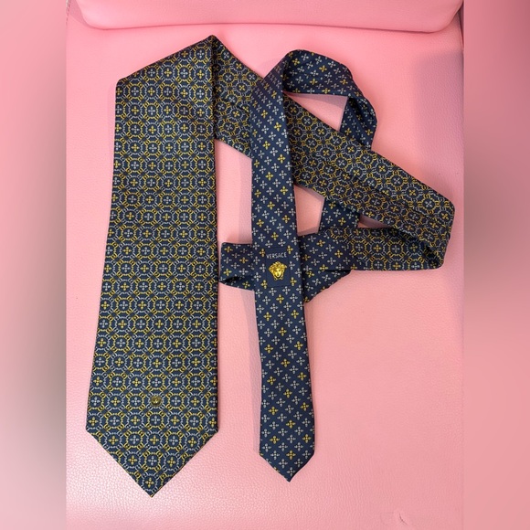 Vintage Gianni Versace Silk Tie Medusa Logo & Gold Geometric Detail - Picture 7 of 7